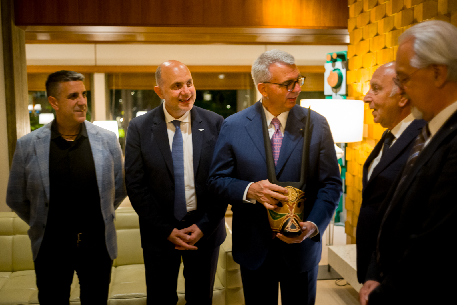 Gianluigi Benedetti riceve maschere